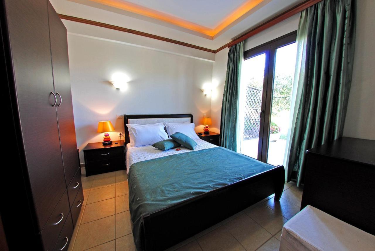 Dionysus Apartments & Suites Ierissos Oda fotoğraf